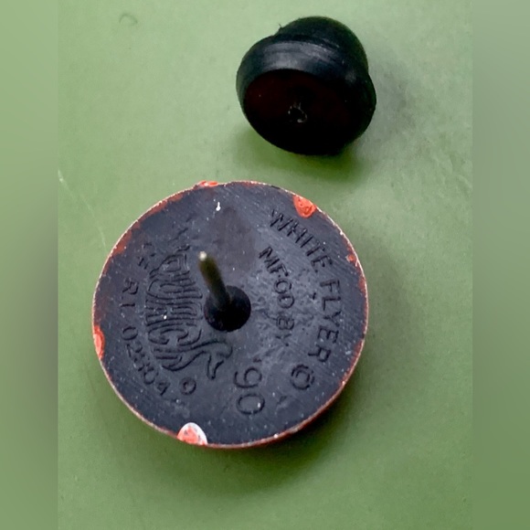 1990 Vintage Resin Composite WHITE FLYER Figural Clay Pigeon Skeet Lapel Pin - Picture 8 of 16